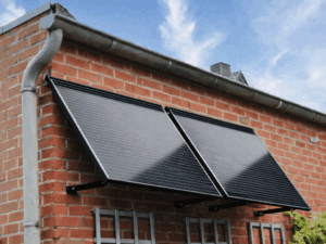Solarmodule an einer Hauswand installiert
