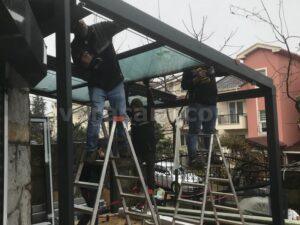 Açılır cam tavan sistemi alt görünüm, cam paneller ve alüminyum çerçeve detayı, Veracam