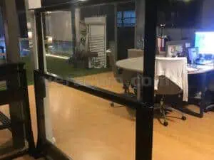 Cam rüzgar kesici ofis bölücü paravan uygulaması – alüminyum ayaklı temperli cam bölme | Vera Cam