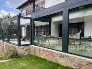Kış bahçesi cam kapatma villa teras uygulaması - taş duvarlı lüks dış mekan cam çatı sistemi