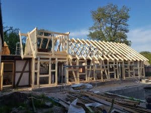 Holzrahmenbau für Wellnesshof RaJa, nachhaltiges Bauprojekt, im Bau befindlich, Gartenanlage, gesunde Lebensweise, Wellness-Architektur, Naturverbundenheit, ökologisches Bauen, moderne Wellness-Immobilie, klimafreundliches Haus.