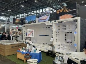 Luxuriöser Whirlwanneinsatz auf einer Wellnessmesse mit Beruhigungs- und Entspannungsangeboten, ideal für Wellnesshof RaJa.