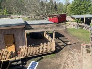 Naturhotel mit Holzhaus, Garten und nachhaltiger Energienutzung, inklusive Solaranlage, auf dem Wellnesshof RaJa für erholsamen Urlaub in ruhiger Umgebung.