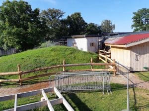 Gemütliche Ferienunterkunft auf dem Wellnesshof RaJa mit Blick auf Garten, Natur und Fischerhütten, ideal für Erholung und Naturerlebnis in ruhiger Umgebung.