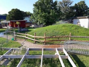 Gemütlicher Kräutergarten und Spielbereich im Wellnesshof RaJa, idyllische Natur und liebevoll gestaltete Außenanlage für Erholung und Entspannung.
