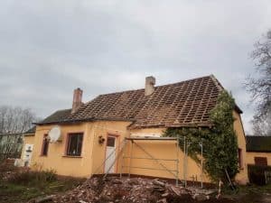 Renovierungsbedürftiges Ferienhaus im Wellnesshof RaJa, mit Bauarbeiten im Außenbereich und traditionaler Architektur, ideal für Erholung und Naturerlebnis, in ländlicher Umgebung.