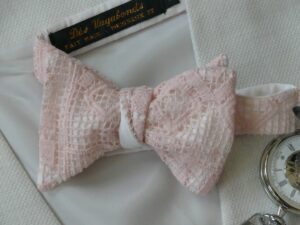 nœud papillon guipure rose