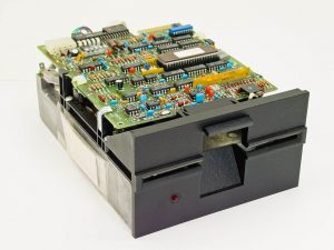 Ein beinahe prähistorisches Tandon-Floppy-Laufwerk mit 360 KB Kapazität