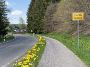 Ortseinfahrt in das Eifeldorf Höfen
