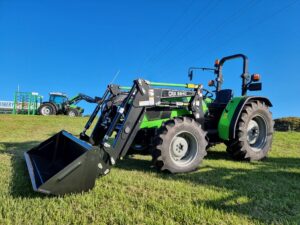 Deutz Agrolux 310 60hp tractor with loader and 4in1 bucket fitted