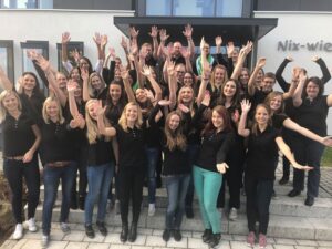 Teamfoto der Nix-wie-weg Urlaubsberater, die Euch gerne rund um die Urlaubsbuchung weiterhelfen