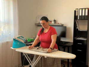 Frau Kata anfangen eine Hemd bügeln