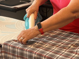 Frau Kata von Bügelservice Bügelwolf macht bügeln