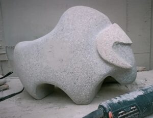 Escultura decorativa tallada a mano en piedra de río natural por artesanos peruanos.