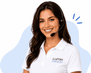 Klantenservice medewerker met headset bij Lumix Design.