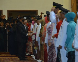 Seskab memberikan ucapan selamat kepada para kepala daerah yang dilantik di Jawa Timur (17/2). (Foto:Humas/Deni)