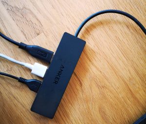 Genauso mattschwarz und schick wie der Laptop: Anker USB-Hub (Foto: Digisaurier)