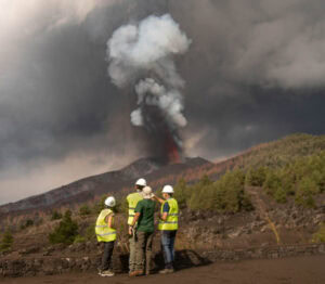 Volar drones la isla de La Palma. - volar un dron sobre un volcán