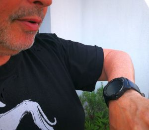 Der Mann, der mit seiner Uhr spricht...