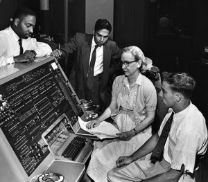 Grace Hopper an einem UNIVAC-Terminal (ca. 1960; Foto: Smithonian Instititute)