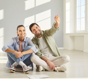 Coppia progetta arredamento casa