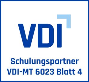 VDI-Logo mit der Aufschrift „Schulungspartner VDI-MT 6023 Blatt 4“ in blauer Schrift.