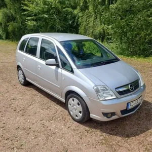 Opel Meriva Mietwagen Aachen Opel Meriva in silber mit großem Kofferraum auf Parkplatz in Aachen