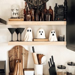 Halloween kitchen decor ideas, kitchen decor ideas for Halloween, kitchen sink decor ideas for Halloween, Halloween kitchen lighting ideas, kitchen decor ghosts.