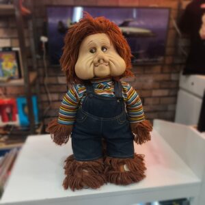 Boneco de Pano com Rosto de Vinil e Jardineira Jeans