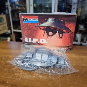 Kit de Montar Monogram The U.F.O. Anos 80 com Caixa