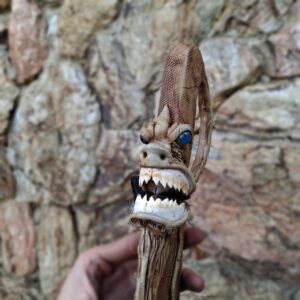 Faca com Cabo Esculpido de Dragão