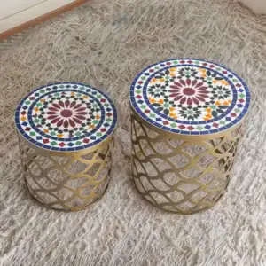 Tables marocaines en zellige multicolore avec base dorée en acier découpé au laser