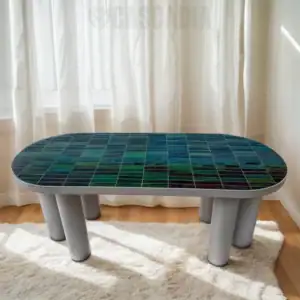 Table basse ovale en zellige vert émeraude avec pieds cylindriques blancs, artisanat marocain fait main.