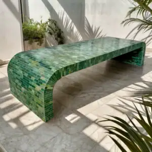 Table contemporaine en zellige vert artisanal – design marocain avec courbes élégantes