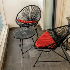 Pack Patio avec deux chaises Acapulco en corde tressée et une table ronde assortie, mobilier design pour salon, terrasse ou balcon.