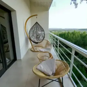 Pack Golden style Acapulco comprenant une chaise balançoire, deux chaises en corde tressée et une table ronde assortie, mobilier de jardin design pour terrasse, balcon ou coin détente intérieur