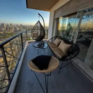 Pack Sky avec une balançoire, un canapé acapulco , une chaise acapulco et une table ronde. Accessoires gratuits inclus. Parfait pour la terrasse ou le salon.