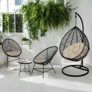 Pack Musk avec chaise balançoire, deux chaises en corde tressée, table ronde et 3 matelas offerts. Mobilier design pour jardin ou terrasse.