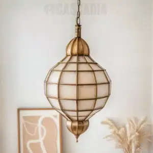 Lustre Zina en cuivre patiné, luminaire marocain artisanal fait main, résistant et élégant, idéal pour salon ou chambre.