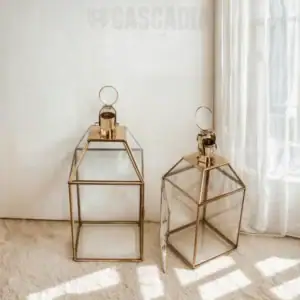 Lanterne Esha en cuivre doré fait main, fanal artisanal élégant pour salon, chambre ou entrée