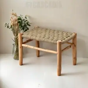 Tabouret artisanal en bois et feuille de palmier tressée