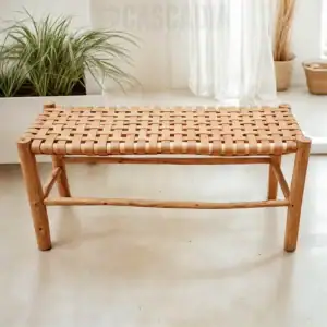 Banc artisanal en cuir naturel tressé sur structure bois massif, design bohème chic et confortable