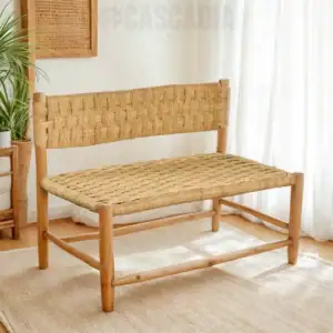 Banc artisanal en bois massif avec tressage en fibres de palmier, design naturel et authentique pour salon, entrée ou coin détente