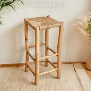 Tabouret artisanal en bois massif avec siège en feuille de palmier tressée, design naturel et authentique