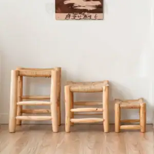 Assortiment de 3 tabourets Beldi en bois et feuille de palmier, faits main à Marrakech, design rustique et authentique