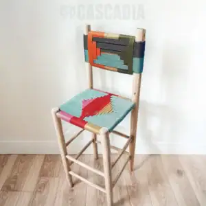 Tabouret de bar marocain en bois massif fabriqué à la main par des artisans, design authentique et élégant