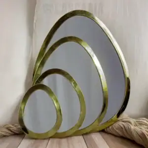 Miroir ovale artisanal en cuivre avec cadre en laiton doré et verre biseauté