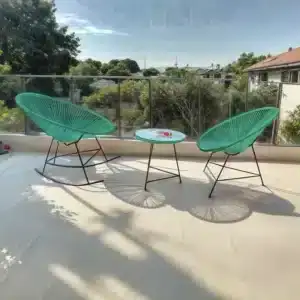 Pack Dellarosa comprenant une chaise basculante Acapulco, une chaise classique et une table ronde assortie en corde tressée sur cadre en fer époxy noir – mobilier fait main, durable et pas cher, idéal pour intérieur ou extérieur, livraison gratuite au Maroc.