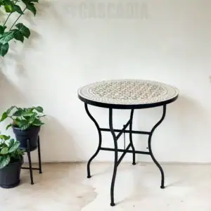 Table Galaxy en zellige noir et blanc, fabriquée à la main à Marrakech avec pieds dorés élégants.