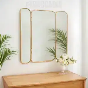 Miroir triptyque en laiton doré fait main avec panneaux ajustables, décor élégant pour salon, chambre ou entrée.